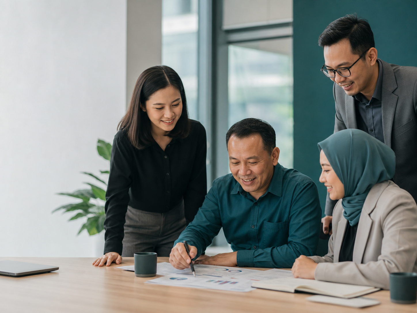 Tim leader insurance berdiskusi di ruang kerja